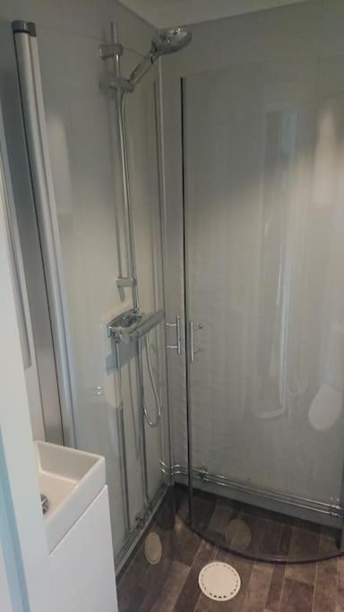 Jarpen Nyrenoverad Charmig Gaeststuga Med Sovloft I Jaerpen מראה חיצוני תמונה